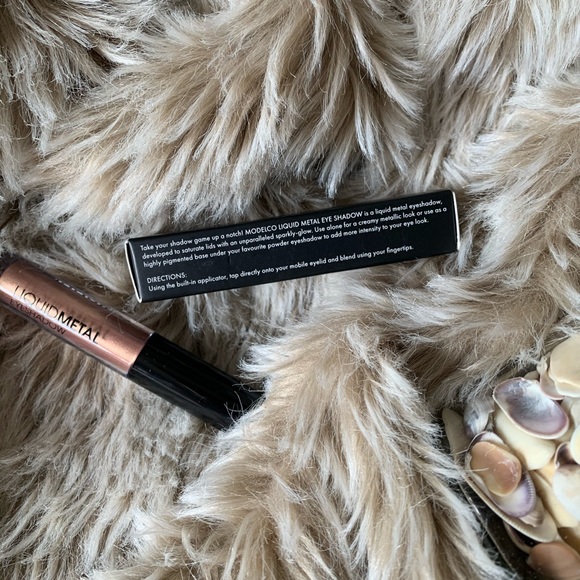 Model Co Liquid Metal Eyeshadow in Champagne - Picture 4 of 5